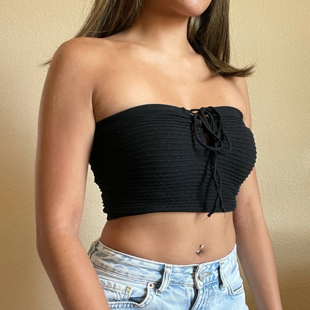 🐝 UO Black Crop Top
